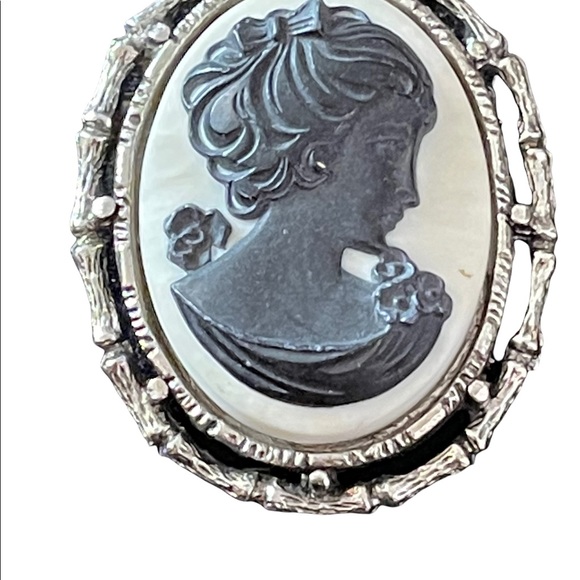 Vintage antiqued silver tone resin silouette cameo pendant brooch - Picture 3 of 4
